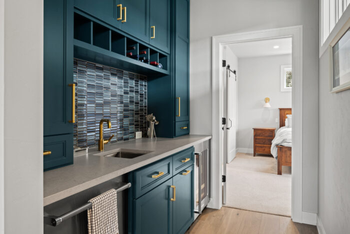 Van's Lumber custom built homes in Northeast Wisconsin interior wet bar